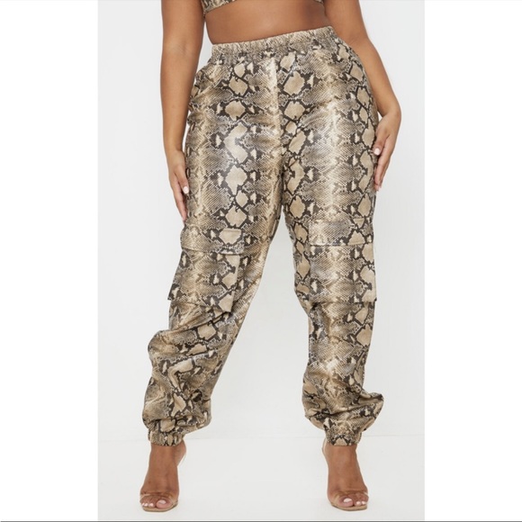 NWT PrettyLittleThing Plus Taupe Snake Print Pocket Detail Crop Trousers - Picture 8 of 9